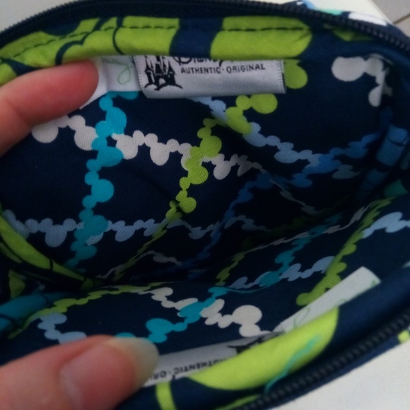 💕2 left! 💕Disney Mickey Vera Bradley mini bag - Picture 4 of 8